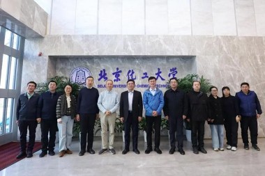 Mahadum Beijing nke Teknụzụ Kemịkalụ mere emume inye onyinye nke agụmakwụkwọ pụrụ iche nke Jwell Machinery na onyinye nke ngwa mgbakwunye.
